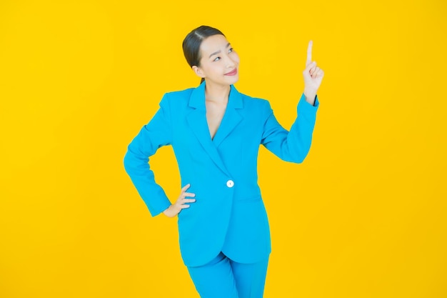 Retrato hermosa mujer asiática joven sonrisa en amarillo