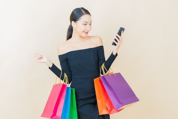 Retrato hermosa mujer asiática joven sonrisa con bolsa de compras en amarillo