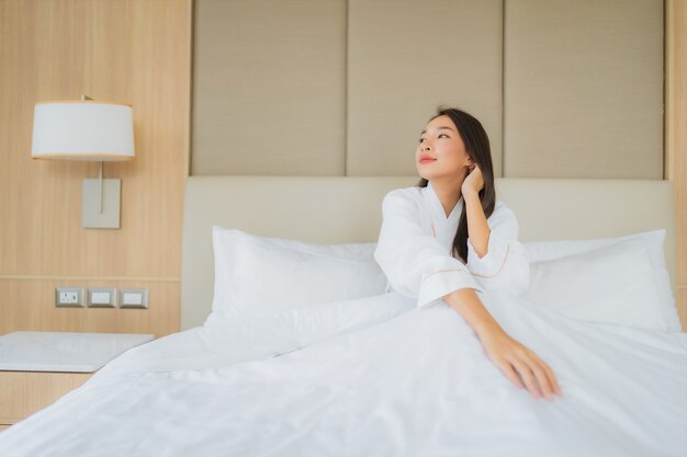 Retrato hermosa mujer asiática joven sonrisa feliz relajarse y ocio