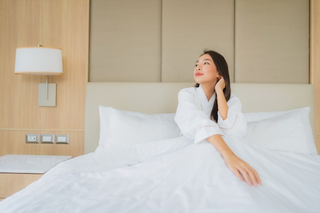 Retrato hermosa mujer asiática joven sonrisa feliz relajarse y ocio