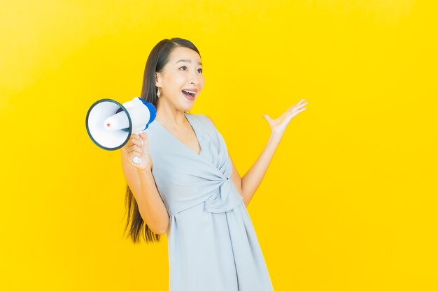 Retrato hermosa mujer asiática joven sonrisa con megáfono