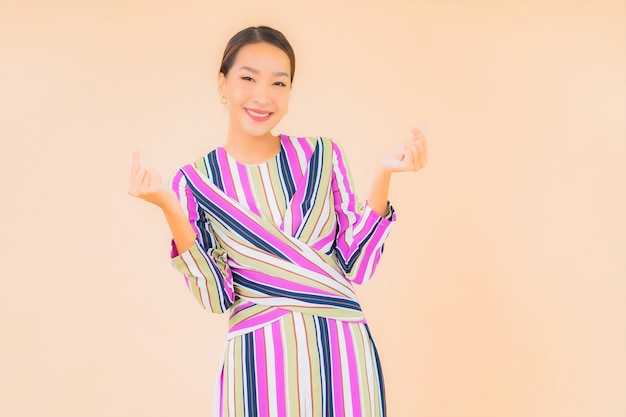 Retrato hermosa mujer asiática joven sonrisa relajarse en acción en color