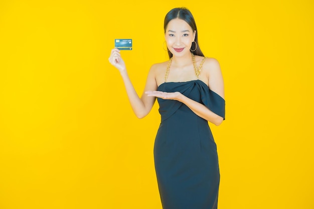 Retrato de hermosa mujer asiática joven sonrisa con tarjeta de crédito