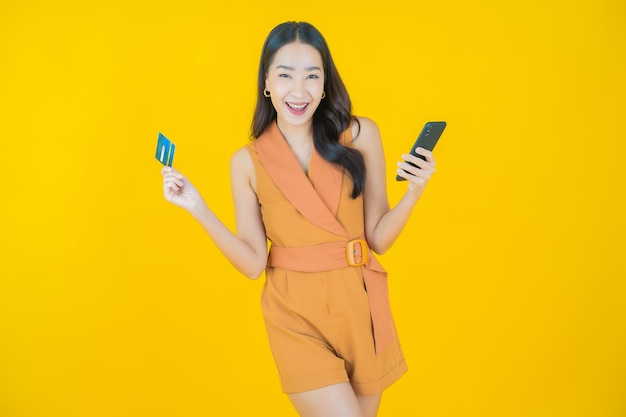 Retrato de hermosa mujer asiática joven sonrisa con tarjeta de crédito