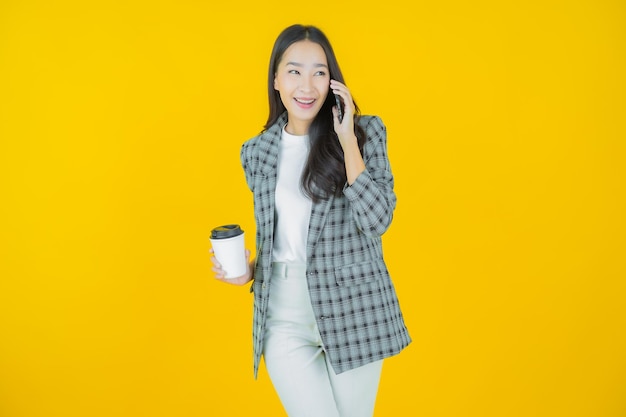 Retrato hermosa mujer asiática joven sonrisa con teléfono móvil inteligente sobre fondo de color