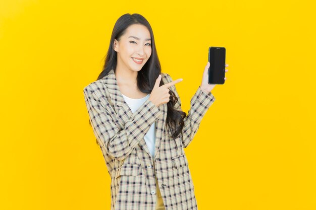 Retrato hermosa mujer asiática joven sonrisa con teléfono móvil inteligente