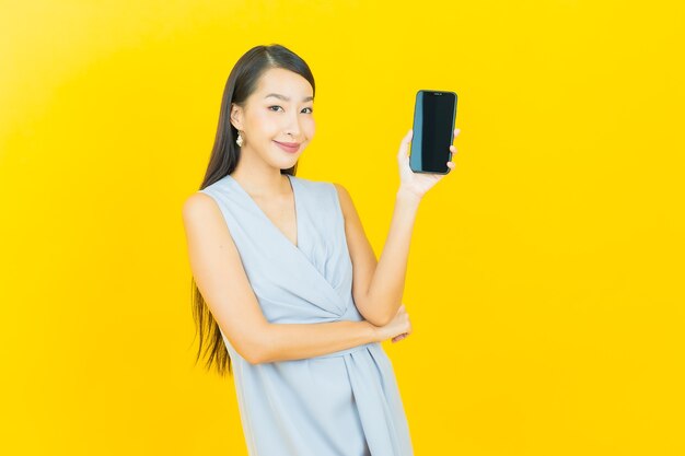 Retrato hermosa mujer asiática joven sonrisa con teléfono móvil inteligente