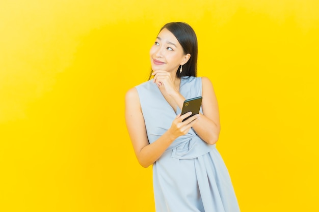 Retrato hermosa mujer asiática joven sonrisa con teléfono móvil inteligente