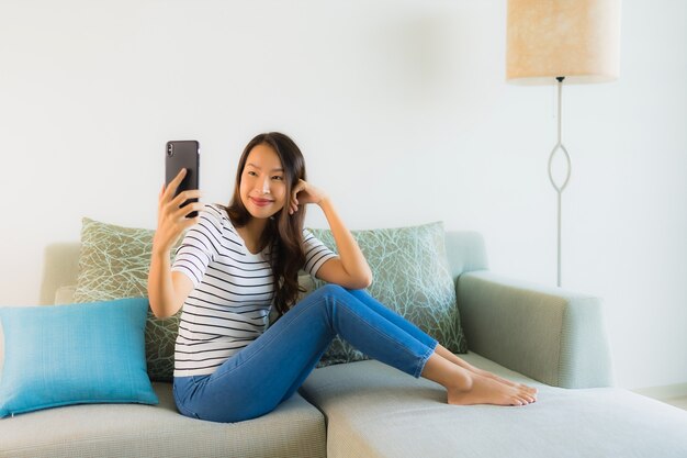 Retrato hermosa mujer asiática joven usando o hablando teléfono móvil