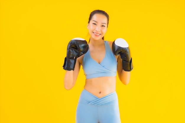 Retrato hermosa mujer asiática joven usar ropa deportiva en amarillo