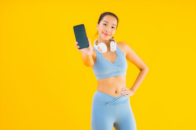 Retrato hermosa mujer asiática joven usar ropa deportiva con smartphone