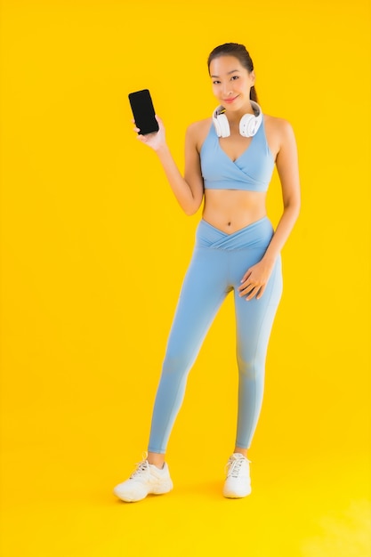 Retrato hermosa mujer asiática joven usar ropa deportiva con teléfono inteligente