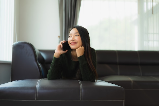 Retrato hermosa mujer asiática joven usar teléfono móvil inteligente