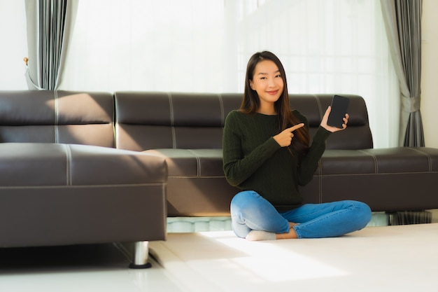 Retrato hermosa mujer asiática joven usar teléfono móvil inteligente