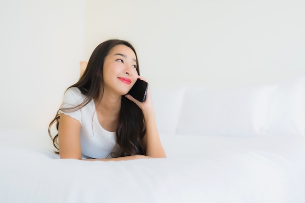 Retrato hermosa mujer asiática joven usar teléfono móvil inteligente