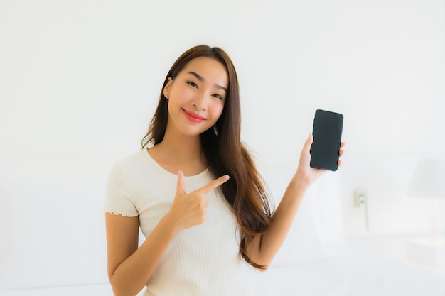 Retrato hermosa mujer asiática joven usar teléfono móvil inteligente