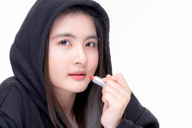 Retrato de hermosa mujer asiática joven vlogger de belleza Mantenga cosméticos para la venta en línea