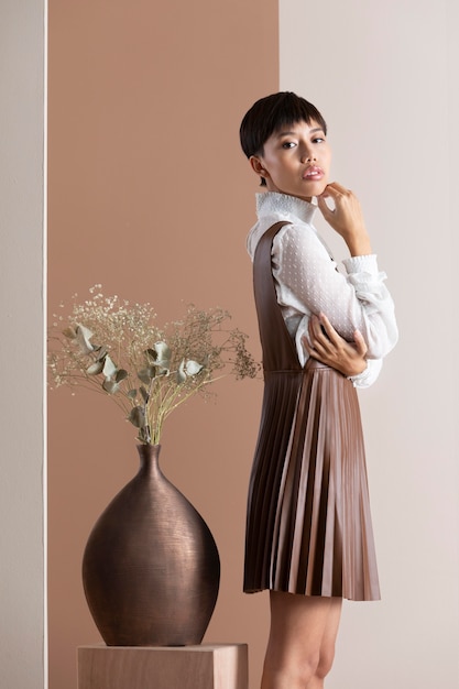 Retrato de hermosa mujer asiática en ropa de otoño