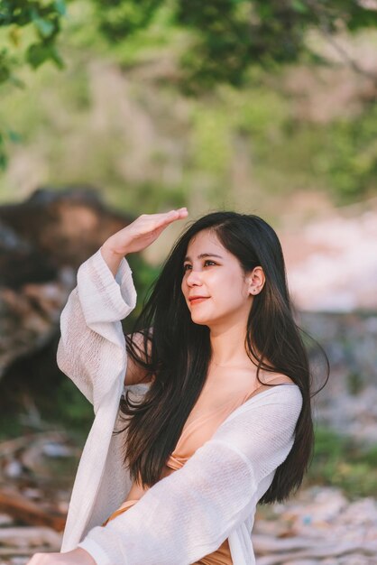 Retrato de una hermosa mujer asiática con traje de baño en la playa en verano de vacaciones