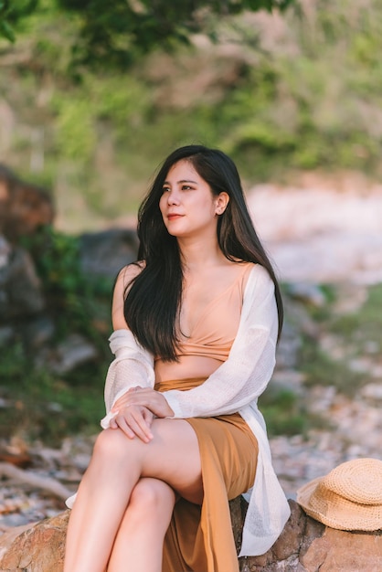 Retrato de una hermosa mujer asiática con traje de baño en la playa en verano de vacaciones