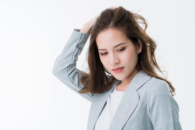 Retrato hermosa mujer asiática con traje casual sonrisa con felicidad y confianza