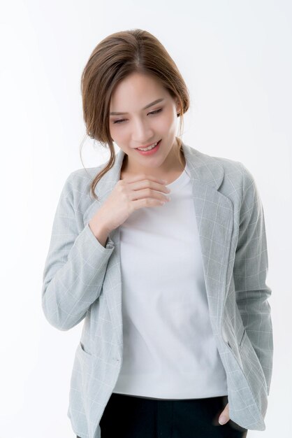 Retrato hermosa mujer asiática con traje casual sonrisa con felicidad y confianza