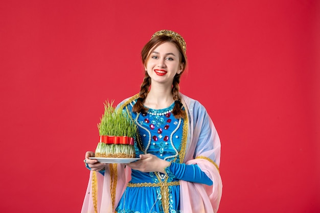 Retrato de hermosa mujer azerí en traje tradicional con semeni en rojo