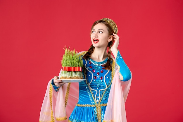 Retrato de hermosa mujer azerí en traje tradicional con semeni en rojo