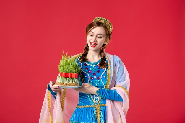 Retrato de hermosa mujer azerí en traje tradicional con semeni en rojo