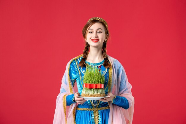 Retrato de hermosa mujer azerí en traje tradicional con semeni en rojo