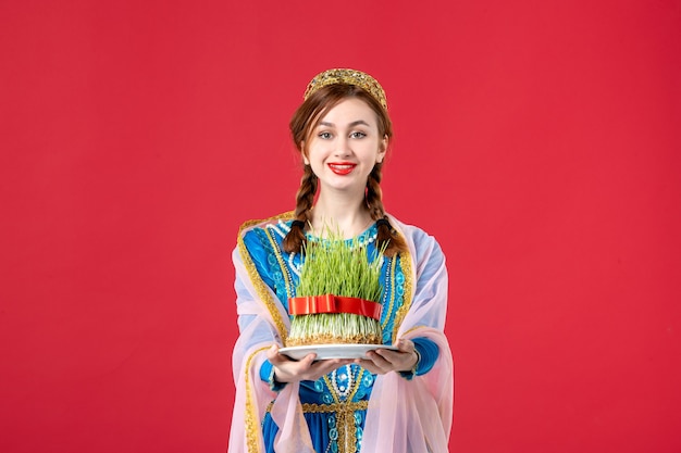 Foto gratuita retrato de hermosa mujer azerí en traje tradicional con semeni en rojo