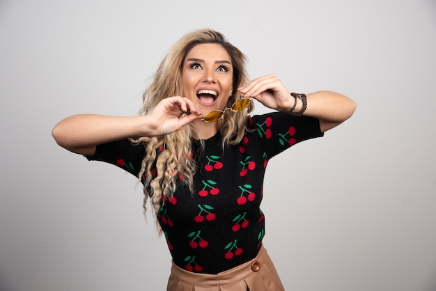 Foto gratuita retrato de una hermosa mujer feliz con gafas.