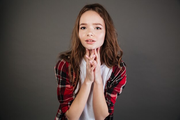 Retrato de hermosa mujer joven en camisa a cuadros posando