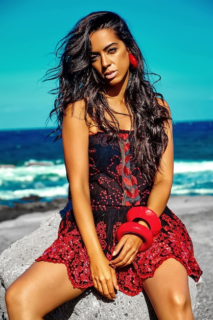 Retrato de hermosa mujer joven con estilo en la playa