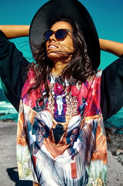 Retrato de hermosa mujer joven con estilo en la playa