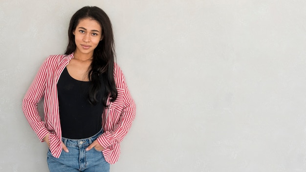 Retrato de hermosa mujer joven étnica en camisa