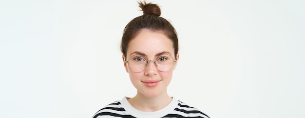 Retrato de una hermosa mujer joven con gafas con gafas sonriendo y pareciendo feliz probando nuevas