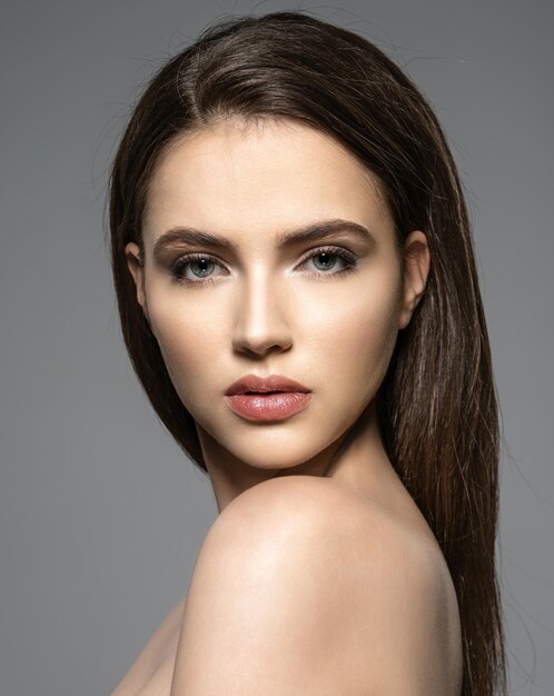 Retrato de hermosa mujer joven morena con rostro limpio.