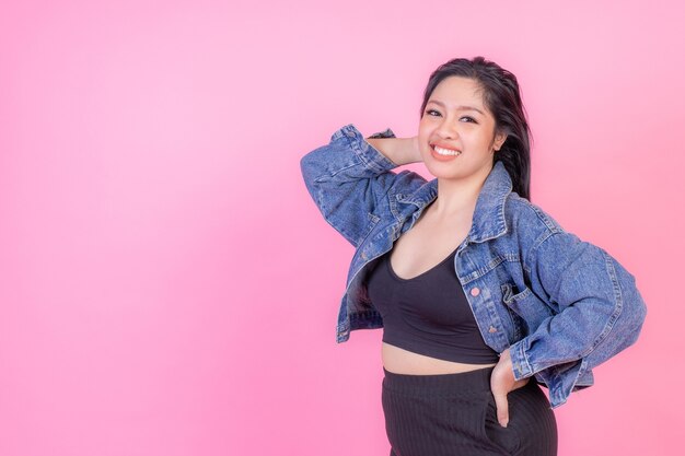 Retrato hermosa mujer joven regordeta sonriendo en rosa