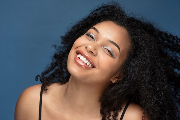 Retrato de una hermosa mujer con maquillaje y sonriendo