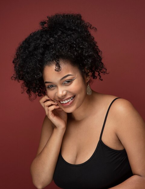 Retrato de una hermosa mujer con maquillaje y sonriendo