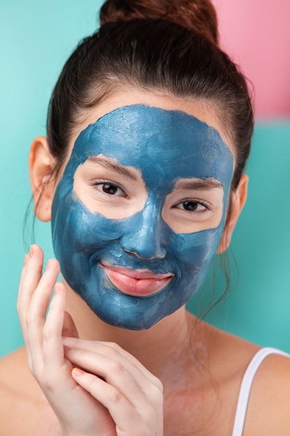 Foto gratuita retrato de una hermosa mujer con mascarilla