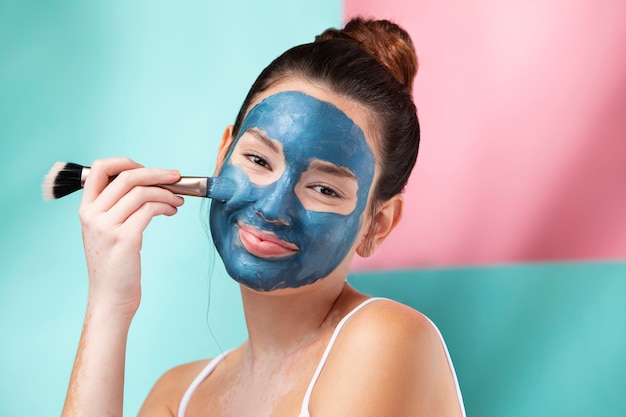 Retrato de una hermosa mujer con mascarilla