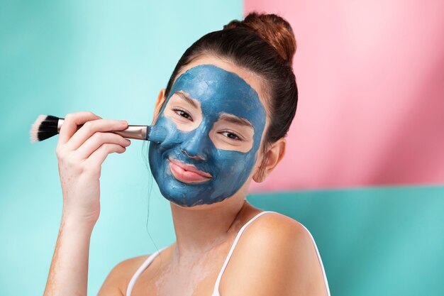 Retrato de una hermosa mujer con mascarilla