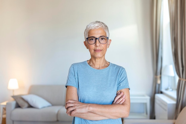 Retrato de una hermosa mujer mayor con gafas mirando a la cámara