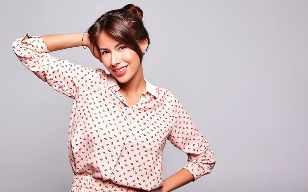 Retrato de hermosa mujer morena linda sonriente modelo en ropa casual de verano sin maquillaje aislado en la pared gris