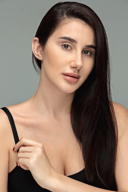 Retrato de hermosa mujer morena