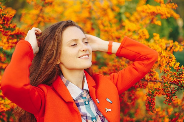 Retrato de hermosa mujer natural con cabello largo ondulado