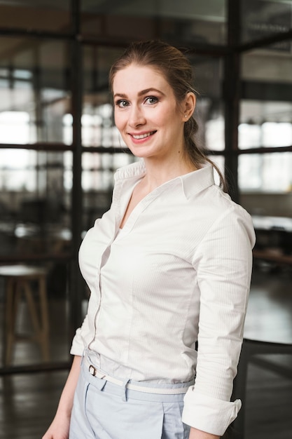 Retrato de hermosa mujer de negocios en el interior