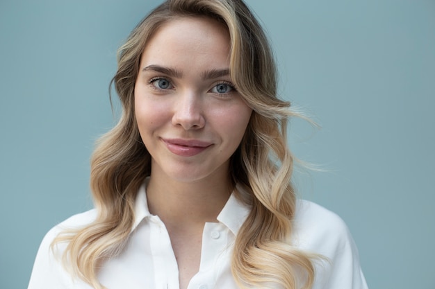 Retrato de hermosa mujer rubia con peinado de moda